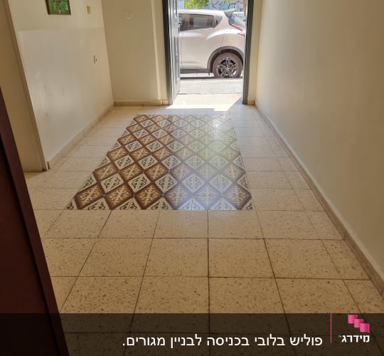 רצפה נקייה עם אריחים מבריקים במסדרון